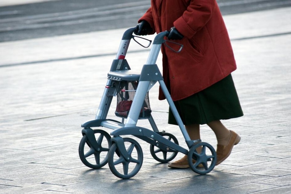 In Olbernhau wurde eine 85-Jährige von einem Auto erfasst und dabei tödlich verletzt (Symbolbild).