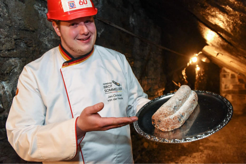 Jan-Christian von der Heide serviert Christstollen im Christinenstollen.