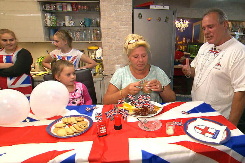 Harald und die Kinder überraschen Lady-Di-Fan Silvia morgens mit einem typisch englischen Frühstück, dass sie gemeinsam für sie zubereitet haben.