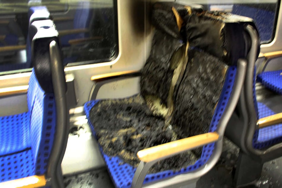 Brandstiftung? Sitzreihe in fahrendem Regionalexpress abgefackelt!