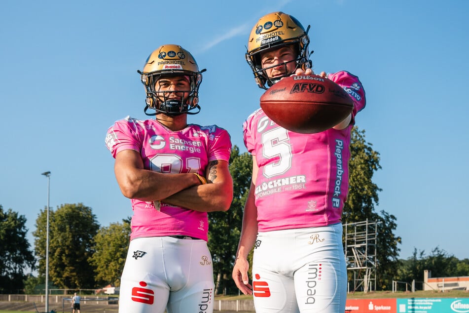 Montigo Moss (l.) und Rocky Lombardi präsentieren die pinken Outfits.