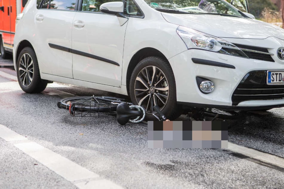 Das Fahrrad wurde bei dem Unfall unter dem Auto eingeklemmt.