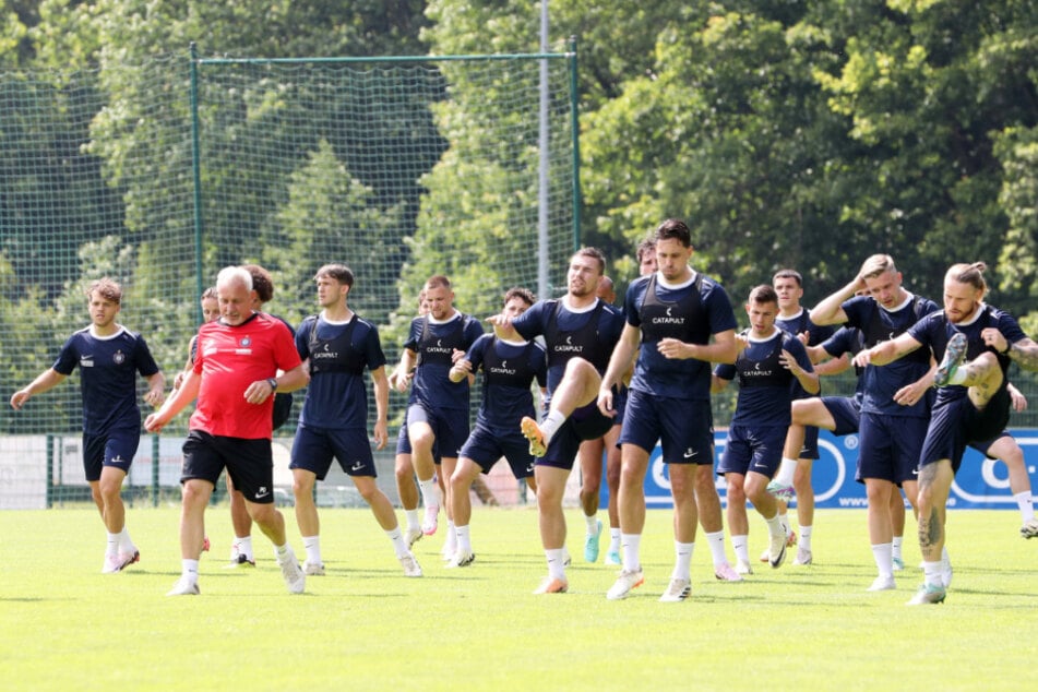 Beim Training macht er immer noch mit: Pavel Dotchev bei seiner Mannschaft. Zum Auswärtsspiel am 28. September bei Viktoria Köln wird er 59.