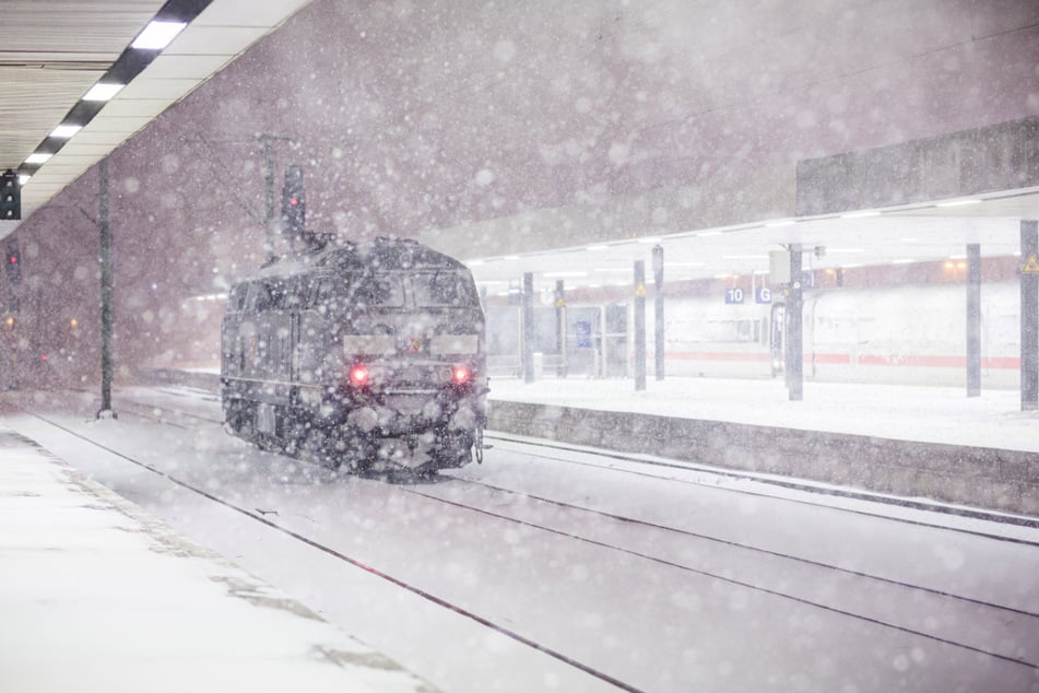 Mit dem Hauptbahnhof Hannover hat Sturmtief "Elli" eines der wichtigsten Drehkreuze im Fernverkehr lahmgelegt.