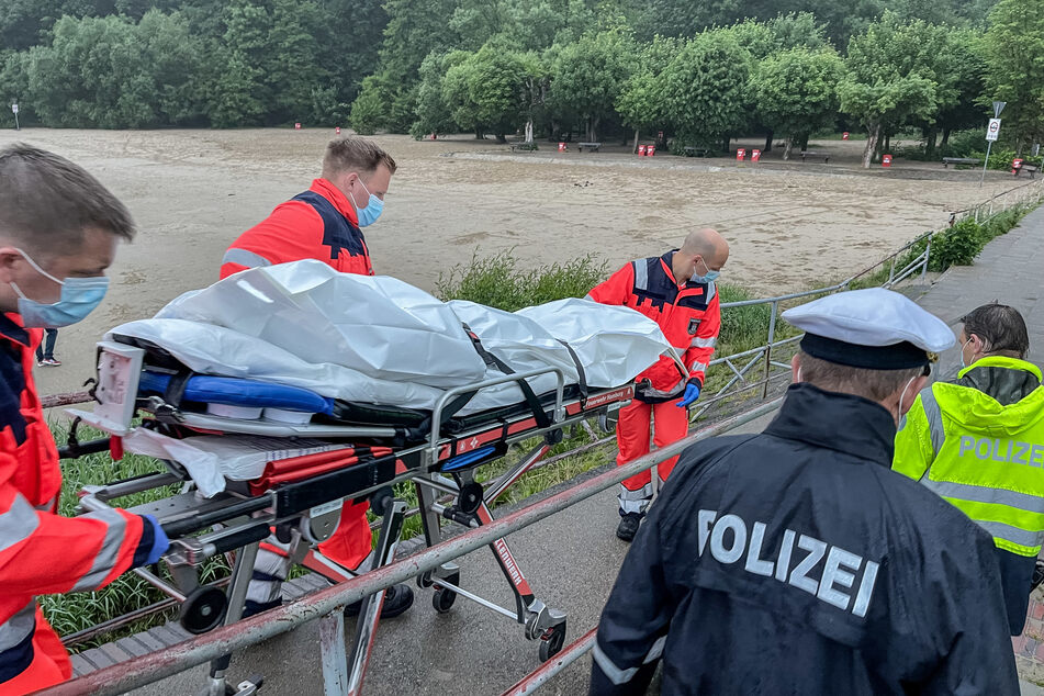 Rettungskräfte bargen den leblosen Körper aus der Elbe. Handelt es sich um den vermissten 15-jährigen Schwimmer?