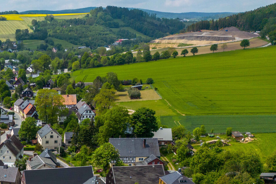 Blick über Raschau-Markersbach zu der ehemaligen Halde. (Archivbild)
