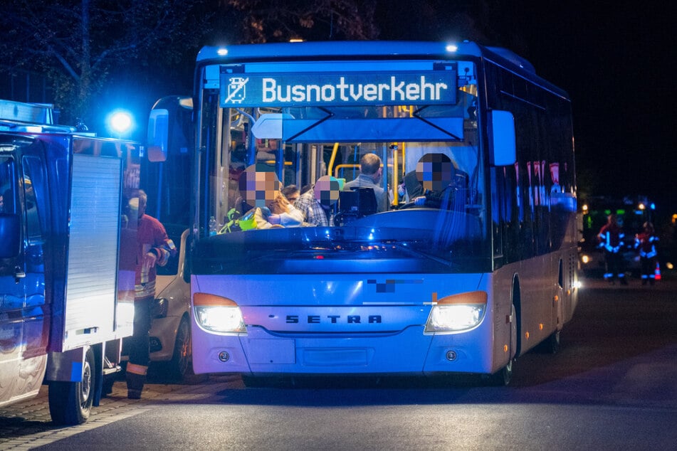 Betroffene Anwohner wurden in einem Bus untergebracht.
