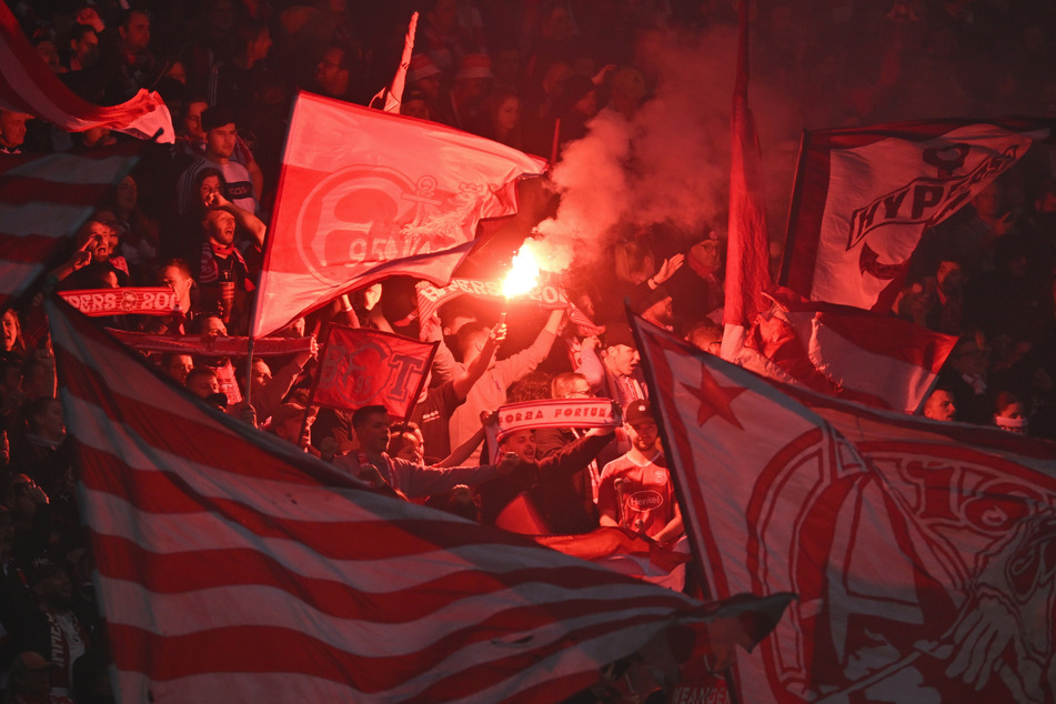 Trotz der derben Niederlage feierten die Düsseldorfer Fans ihre Mannschaft.