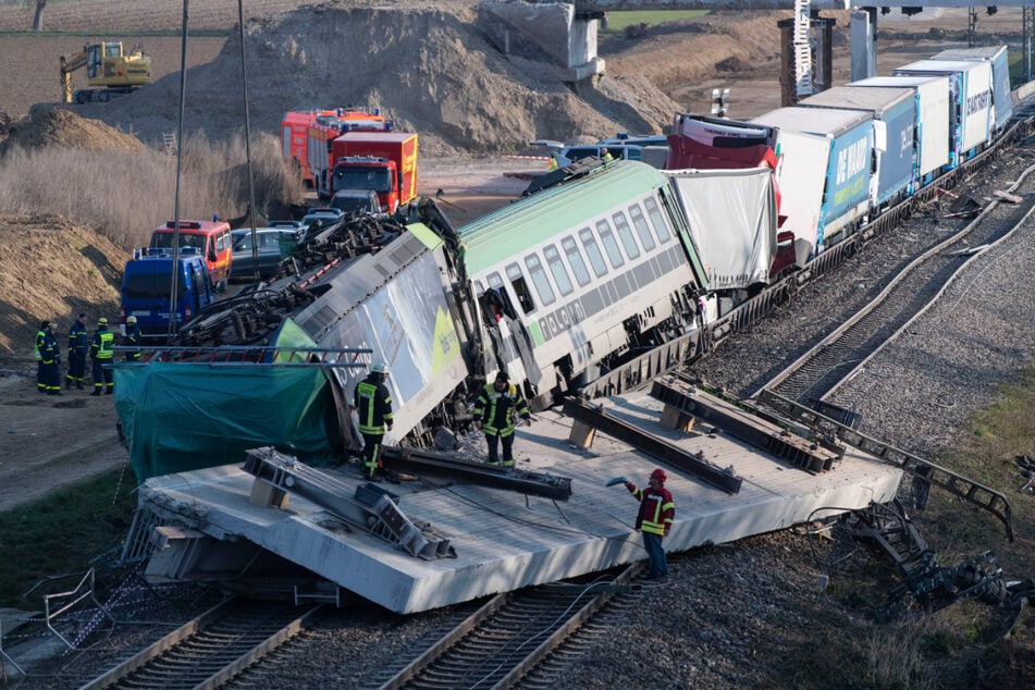 Auggen, 3. April 2020: Die havarierte Lok steht nach dem Zusammenstoß mit dem Betonteil schief auf den Gleisen.