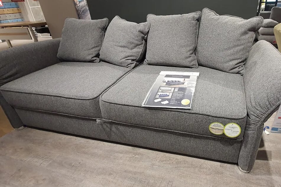 XXXLutz verkauft Schlafsofas, Bettwäsche, Kochtopfsets und mehr am Sonntag (4.1.) super günstig