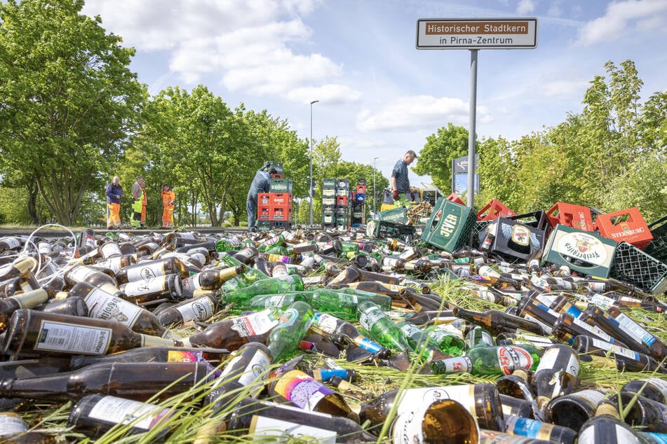 Ein Lkw-Gespann verlor an der Kaufland-Ausfahrt auf der Lohmener Straße einen Großteil seiner Ladung.