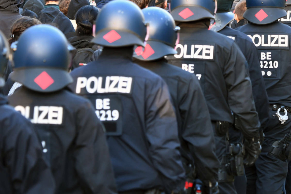 Polizeibeamte begleiten eine Demonstration. Wegen des Verdachts rassistischer und menschenverachtender Äußerungen ermittelt die Polizei Berlin in den eigenen Reihen. (Archivfoto)