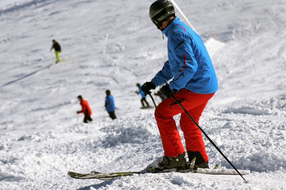 Trotz der Ansteckungsgefahr mit dem Coronavirus nahmen mehrere Menschen an einem Skikurs teil. (Symbolbild)