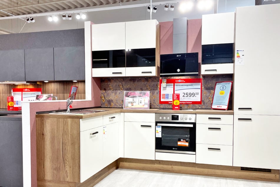 Räumungsverkauf bei beliebtem Möbelhaus mit vielen günstigen Angeboten