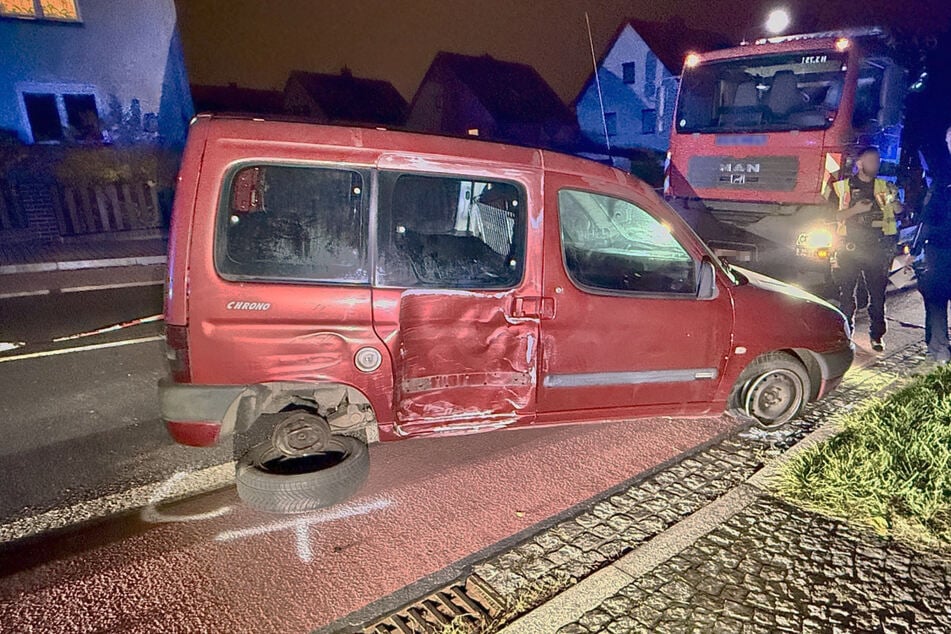 Bei der Flucht vor der Polizei endete die Fahrt des mutmaßlichen Ladendiebs in Dohna mit einem Unfall.
