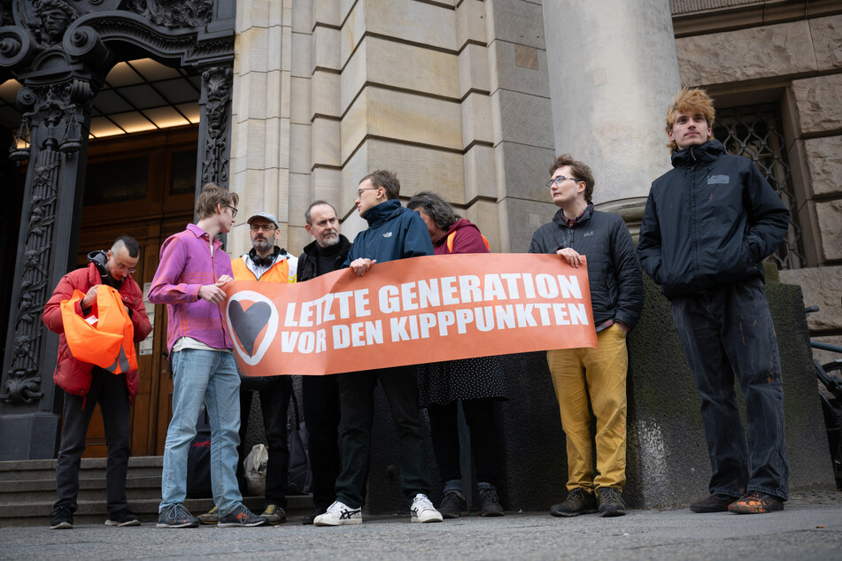 Unterstützer der "Letzten Generation" stehen vor dem Amtsgericht Tiergarten in Berlin. (Archivbild)