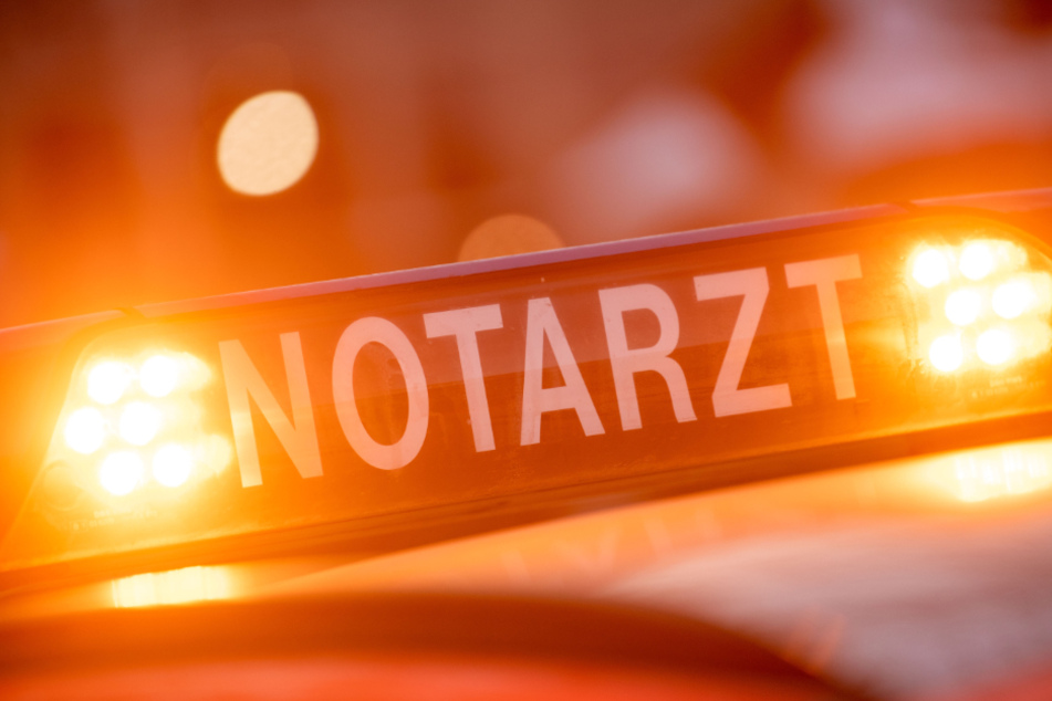 Ein Dachschild mit der Aufschrift "Notarzt" steht auf einem Einsatzwagen eines Notarztes. (Symbolbild)