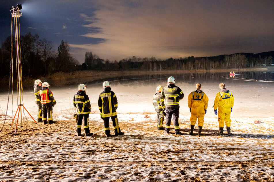 Ratlos standen die Einsatzkräfte am Montagabend vor dem zugefrorenen Natursee in Pirna-Copitz. Ein Radfahrer war angeblich eingebrochen.