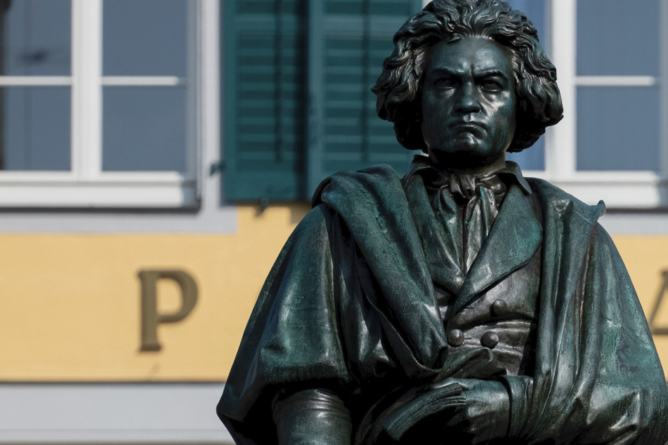 Bonns Beethoven-Denkmal steht wieder auf dem Sockel: Restaurator machte einige Entdeckungen