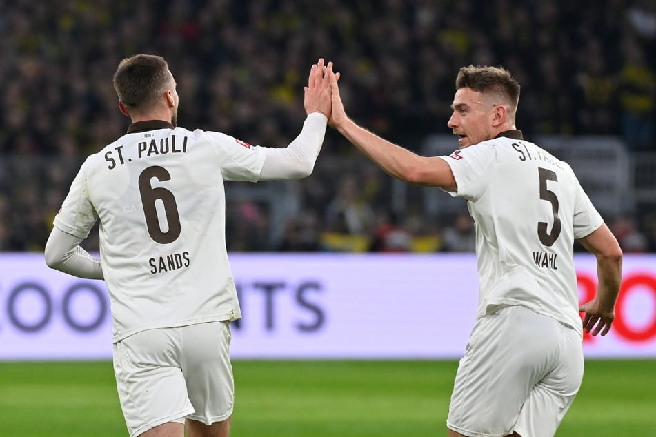 Hauke Wahl (31, r) reagierte emotional auf die schwere Verletzung von James Sands (25).
