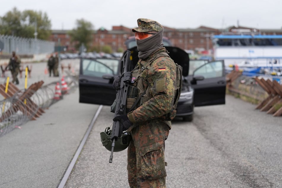 Bundeswehrsoldaten kontrollieren ein Fahrzeug an einem Checkpoint während der Übung am Donnerstag.