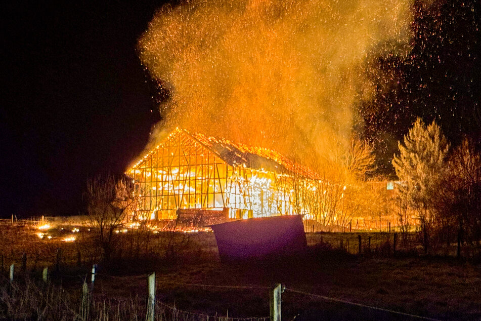 Im Sinntaler Ortsteil Sannzer (Main-Kinzig-Kreis) kam es am Donnerstagabend zu einem massiven Brand einer Holzscheune.