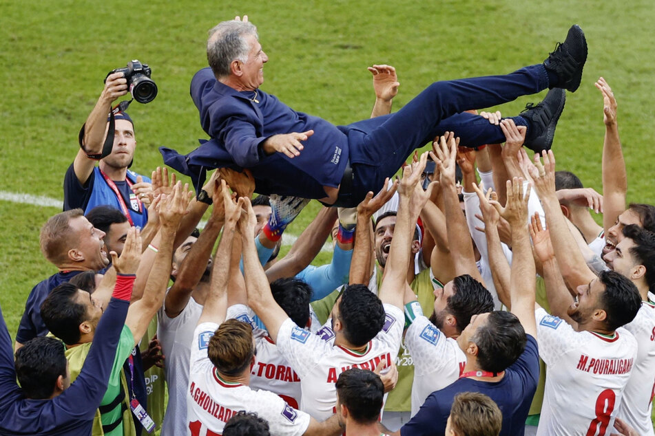 Die iranischen Spieler trugen ihren Trainer Carlos Queiroz nach dem Sieg auf Händen.