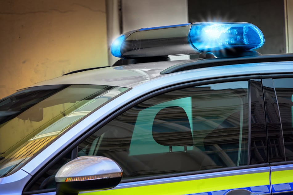 Die Polizei sucht derzeit nach zwei Männern, die mit einer Waffe eine Tankstelle in Sachsen-Anhalt überfallen haben. (Symbolbild)