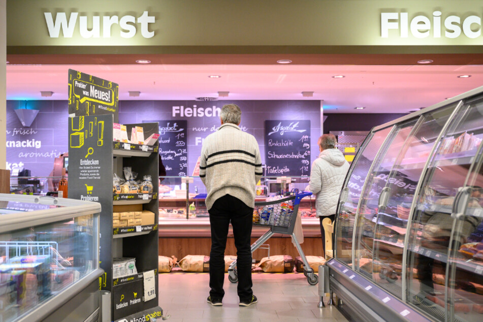 Senioren im Edeka-Markt Fleck in Stuttgart.