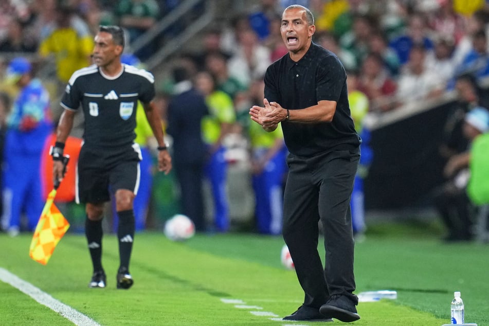 Darf Sabri Lamouchi (54) auch noch im zweiten WM-Spiel an der Seitenlinie stehen oder muss er wirklich gehen?