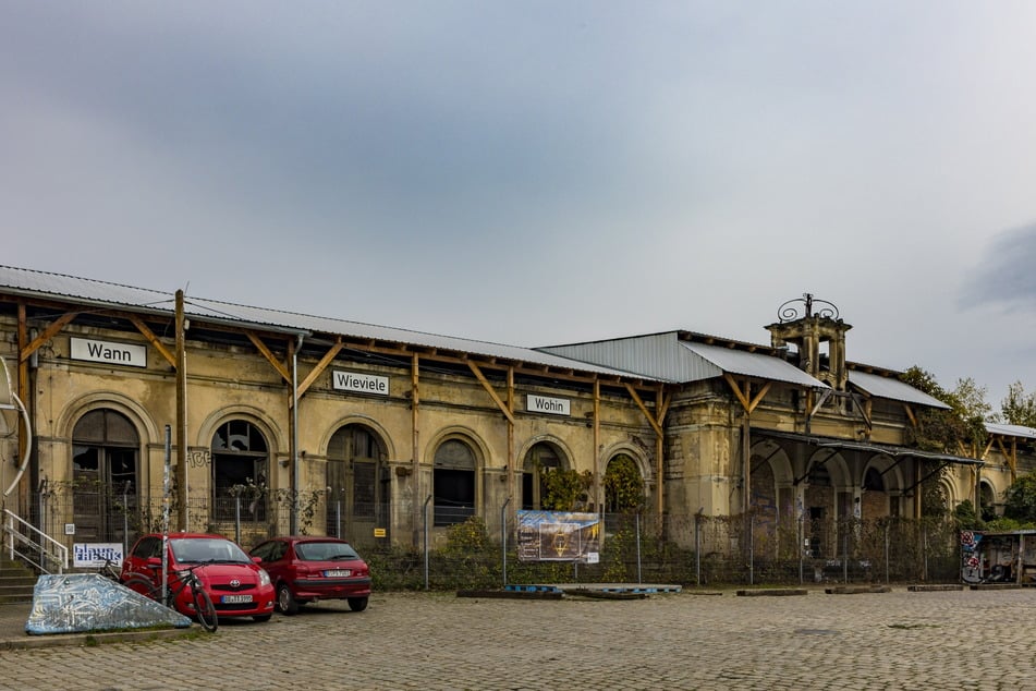 Der Eingangsbereich des Alten Leipziger Bahnhofs soll laut Stadtratsbeschluss in Zukunft an die Deportationen von Juden in die Vernichtungslager der Nationalsozialisten erinnern. Damit erhält der neue Stadtteil auch eine Gedenkstätte.