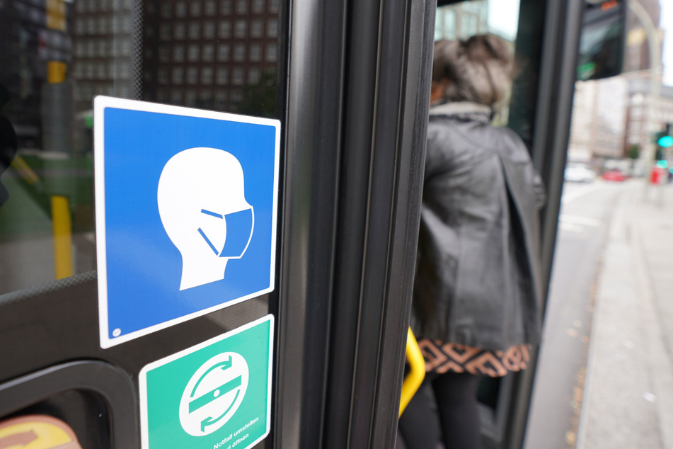 In anderen Bundesländern bleibt die Maskenpflicht in Bussen und Bahnen bestehen. (Archivbild)