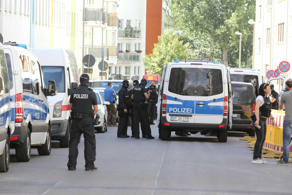 Zahlreiche Polizeiautos sind in Leipzig-Möckern unterwegs.