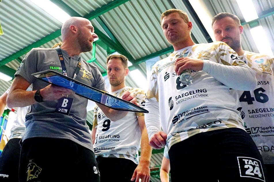 Die Themen, die Coach André Haber (l.) mit seiner Mannschaft in der Vorbereitung angegangen ist, haben aus Sicht des Trainers gefruchtet.