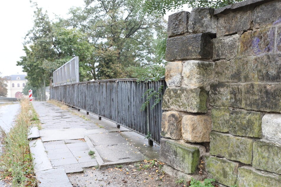 Die Brücke Fabricestraße (Albertstadt) bröckelt und rostet allmählich auseinander.