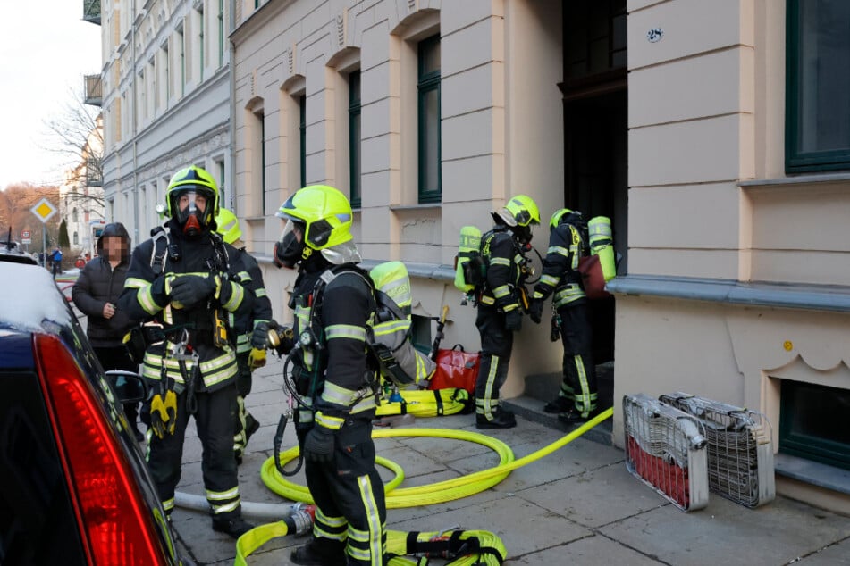 Die Einsatzkräfte bekämpften den Brand unter Atemschutz.