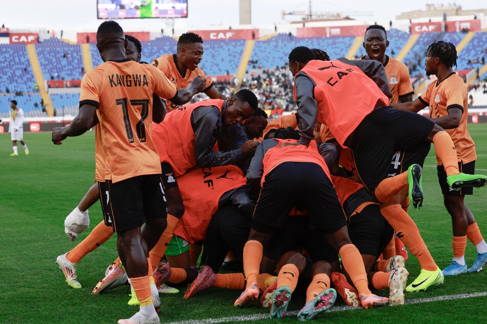 Trotz des Jubel-Unfalls warfen sich die Teamkollegen nach dem späten Treffer auf Patson Daka (27, verdeckt).