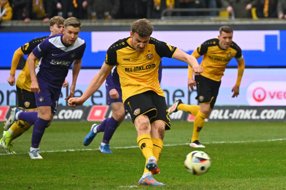 Scheiterte vom Punkt am aufmerksam parierenden Aue-Keeper Martin Männel (36): Dynamo-Angreifer und 1:0-Torschütze Christoph Daferner (27).