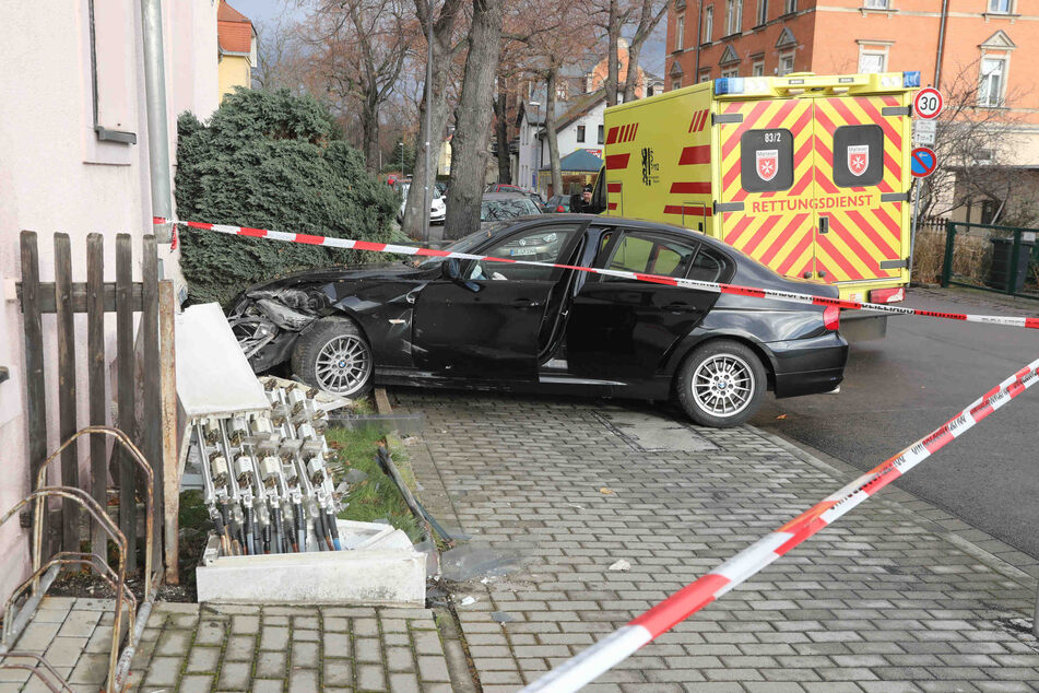 Der BMW kam erst an einer Hauswand zum stehen.