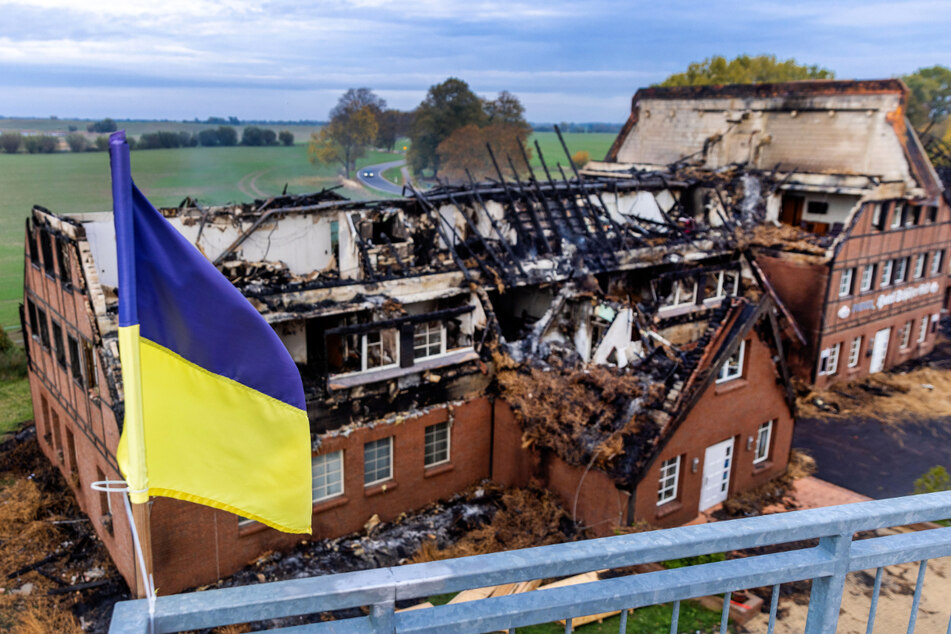 In dem abgefackelten Hotelgebäude in Groß Strömkendorf waren ukrainische Flüchtlinge untergebracht. Die Polizei vermutet einen Brandanschlag.