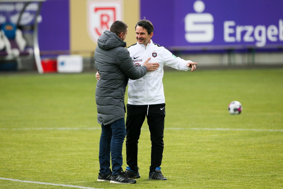 Zwei, die sich gut verstehen: Jahn-Coach Mersad Selimbegovic (l.) und Aue-Trainer Dirk Schuster (52).