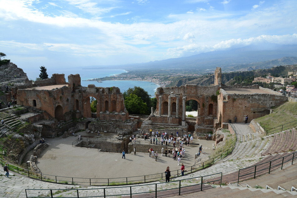 Am Fußes des griechisch-römischen Theaters in Taormina stellte Tom Liebscher die Frage der Fragen.