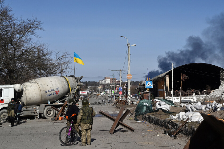 Zu Beginn der russischen Invasion gelang es den Kreml-Truppen beinahe die ukrainische Hauptstadt Kiew einzunehmen. Dieses Bild zeigt ukrainische Straßensperren im März 2022 (Archivbild)