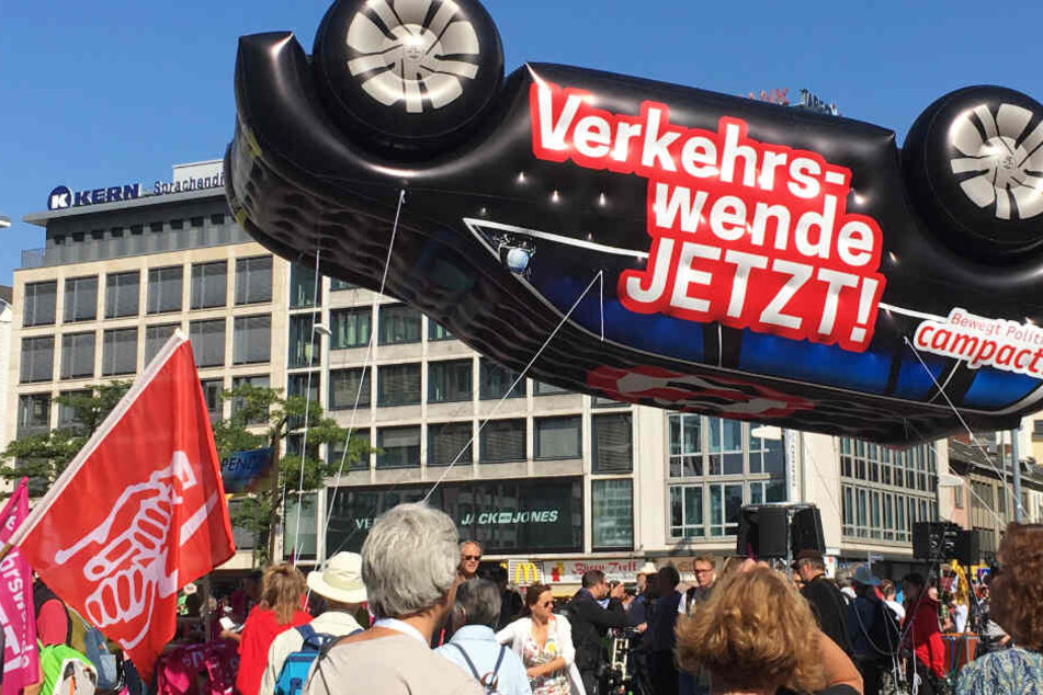 Die Demonstranten versammelten sich bei der Hauptwache in der Frankfurter City.