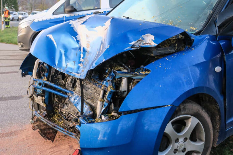 Der Suzuki wurde bei dem Unfall stark beschädigt.