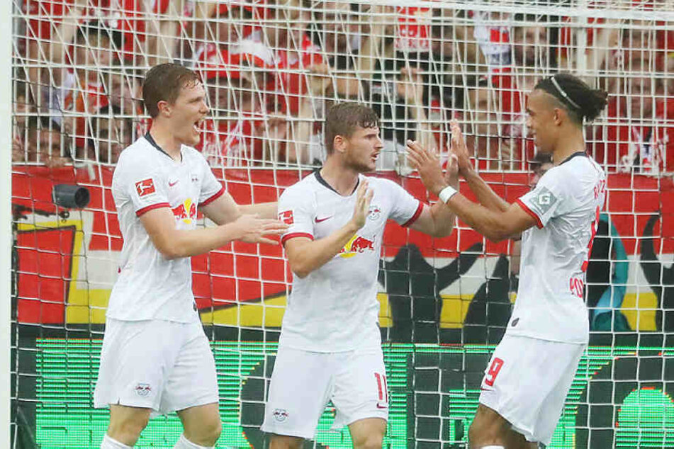 Sorgte mit seinem satten 3:0 wieder für positive Schlagzeilen und lenkte zumindest kurzzeitig von seiner Vertragssituation ab: Timo Werner (M.), der sein Tor hier mit Marcel Halstenberg (l.) und Yussuf Poulsen feiert.