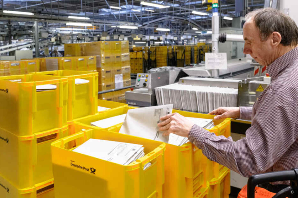Bei der Post stapeln sich die Behälter mit den Wahlbenachrichtigungen.