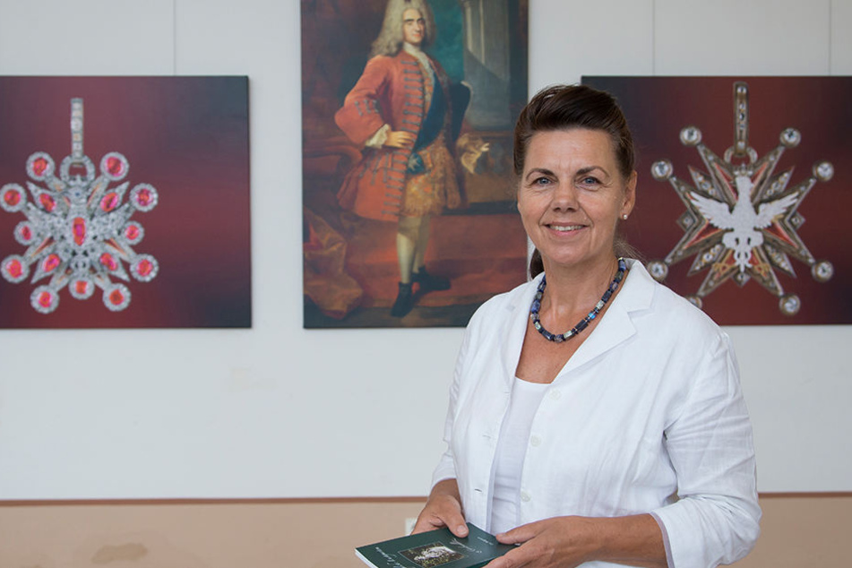So haben sich die Zeiten geändert. Heute ist eine Frau Herrin in Großsedlitz: Andrea Dietrich. Hinter ihr Bilder der Ausstellung "August der Starke, der Polnische Weiße Adlerorden und die Schlösser der Wettiner".