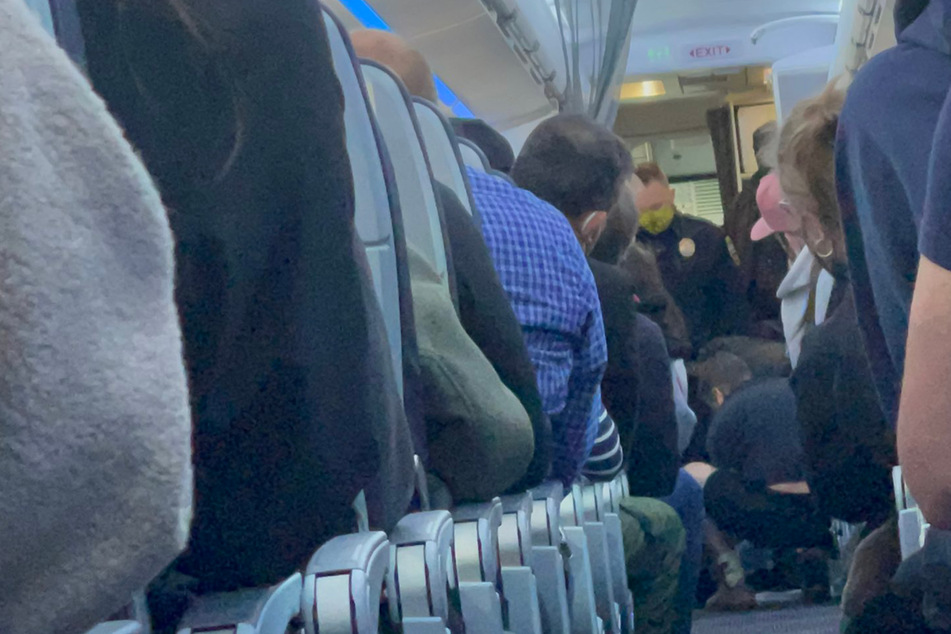 Panik im Flugzeug: Passagier will Cockpit stürmen! "Wir dachten, das ist das Ende"