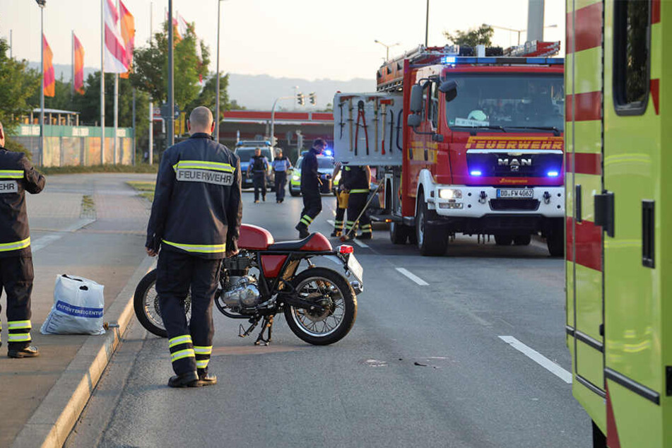 Die Feuerwehr befreite den Motorradfahrer in den frühen Morgenstunden aus seiner misslichen Lage, ein Rettungswagen brachte ihn in eine Klinik.